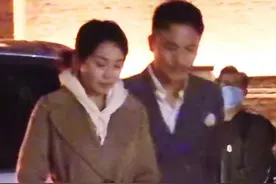 《突围》剧组聚餐，50岁闫妮与男星挽手同行，假夫妻戏外互动亲密图片