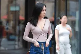 美女裤子的“扣子”全掉了, 拿两根鞋绳绑住图片