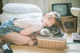 心都要萌化了！看女孩和猫咪互动，如何拍出有趣照片图片