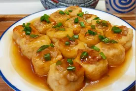 油豆腐酿肉，一口咬下去肉满汁足，又香有解馋，满满的家乡味图片