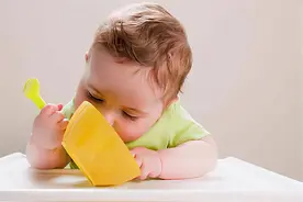 入秋后，宝宝身上有几个部位很怕冷，宝妈注意做好保暖措施图片