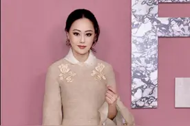 章小蕙真是大婶嫉妒的对象，58岁还有尤物身材，穿刺绣连衣裙真美图片