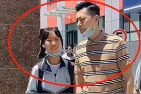 “年轻老爸”走红，接孩子被误认为是男友，网友：孩子妈怎么想？图片