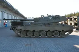 原来是这样装炮弹的，丹麦陆军豹1A5型坦克内部视角装填手操作图片