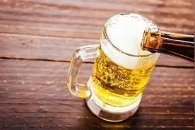 啤酒和白酒混着喝会怎么样？爱喝酒的人要看看图片