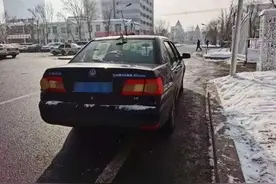 交警发现一台报废车，里面竟坐着一个“特工”？还有一堆“文件”图片