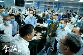 用“一步三摇”的独特姿势，张嘉译走出了抗疫医生坚定的步伐图片