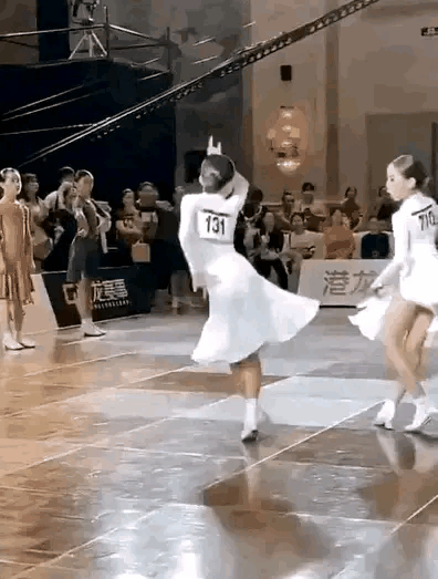 老实人王五和村花的故事图片