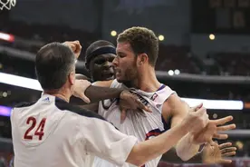 NBA那些大型冲突事件，球迷将饮料洒阿泰身上，导致9人禁赛140场图片