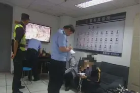 又是插队引起的：两人打得两败俱伤！图片