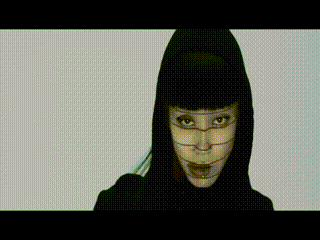 他将人脸变成镜子，映射出全世界的虚拟与真实