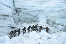 西藏日喀则军分区某边防团——做雪山上提起的钢铁脊梁图片