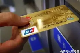 银行卡被误吞别着急去柜台，只需要简单一步，卡就能立刻自动退回图片