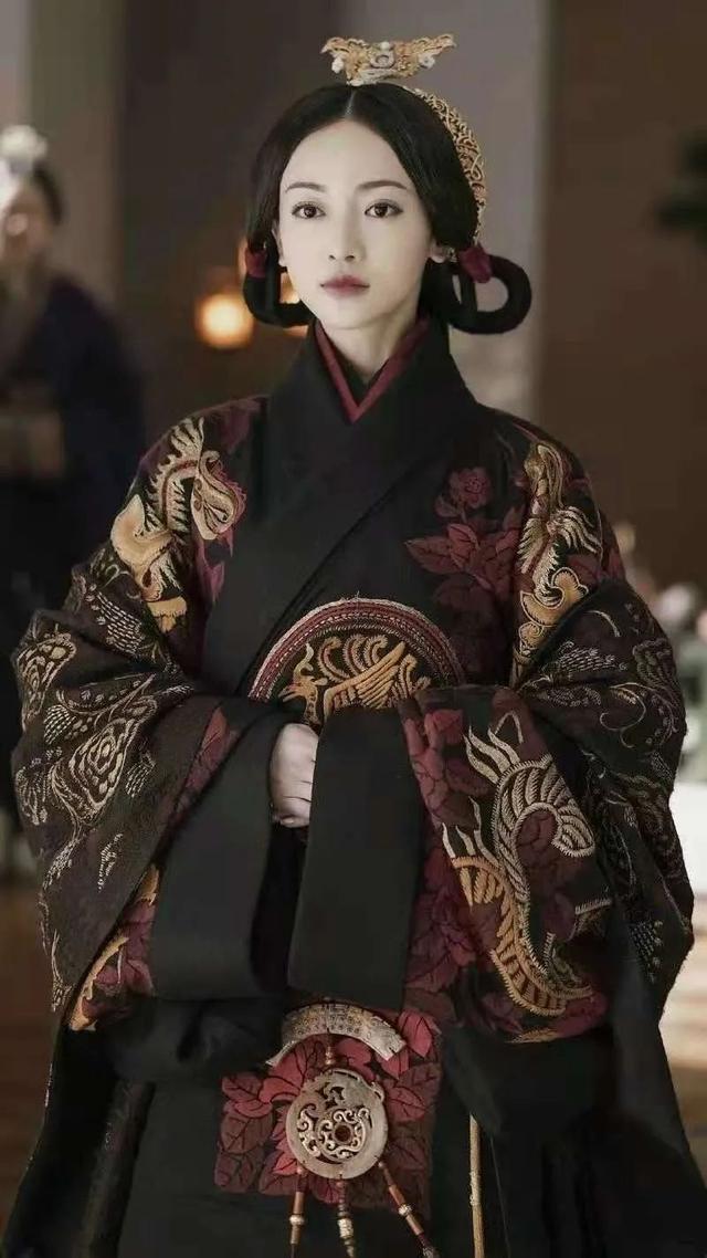 所以,婚服以玄色为主色调.