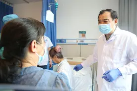头顶上蚕豆大小的包块10年间长成1斤重“菜花”，武汉“红色医疗先锋队”驱车70公里为黄冈婆婆摘除肿瘤图片