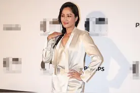 49岁瞿颖肉感十足，穿缎面长裙风情又高级，生图颜值自然又大气图片