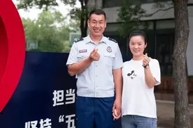 今日份甜蜜！消防员“撒狗粮”羡煞众人图片