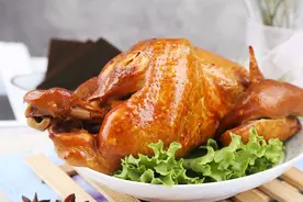 烧鸡和熏鸡一样吗？为什么有人把烧鸡叫熏鸡，原来区别在这儿图片