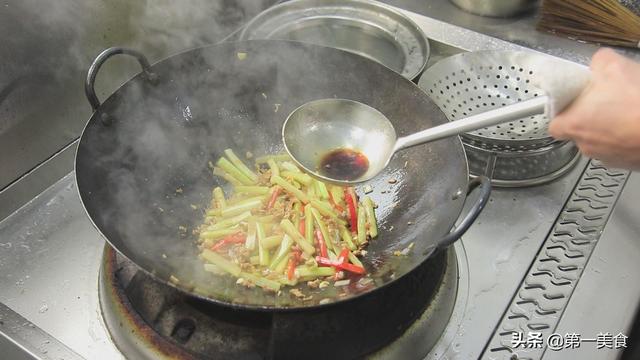 炒瓠子时佐料别乱放，按照大厨演示做，鲜嫩味美，出锅满屋飘香
