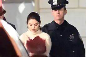 傻脸浑身是血被警察拷走！正式拍戏仍不忘大耳环，新路透表情冷艳图片