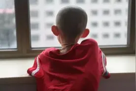 8岁男孩，确诊自闭症，医生告知病因，父母崩溃：是我们害了孩子图片