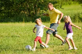 孩子爱出门浪还是宅在家，长大后这些区别很明显，家长多重视些图片