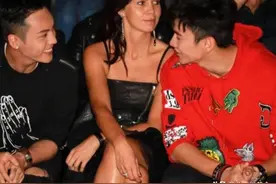 陈伟霆与宁泽涛出席活动，网友：都趴人家腿上了图片