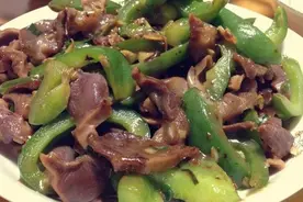 美食分享：青椒炒鸭胗，蟹黄土豆，香菜蚕豆瓣的简单做法图片