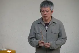 53岁张宇隐退两年模样大变，头发全白不敢认，备受家族遗传病困扰图片