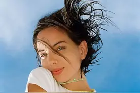 慎买！垫肩T恤新潮流？最适合中年姐姐的，还是这些图片