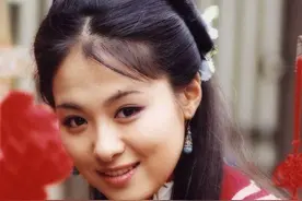 她凭《神医喜来乐》爆红，消失3年结婚生子，原来嫁给了乾隆后代图片
