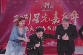 71岁斯琴高娃上央视，给观众九十度鞠躬行礼，朱迅一举动被盛赞图片