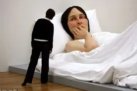 他手中的人物雕塑逼真到令人毛骨悚然！放大100倍细节极致、细腻图片