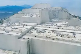 中国最悲催的一座山，山体被挖空开矿，当地人直呼：快停手吧图片