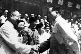 1950年，周总理从鬼市上请回一位玩杂耍的大爷，毛主席：委以重任图片