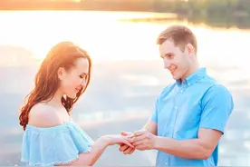 2米女巨人嫁1.8米丈夫，上门作客撞门框，未来婆婆：拆了，换大的图片