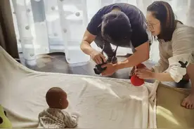 郑恺给娃拍百天照，姿势太有爱，网友：幸福的孩子图片