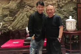 郭德纲自曝喊刘德华“刘大爷”！合影曝光，网友：两人竟相差11岁图片