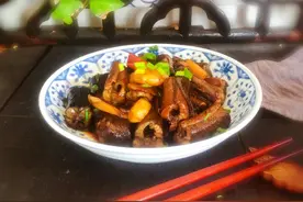 在家做红烧黄鳝，清洗时多一步能去土腥味，烧制时加勺它油润鲜香图片