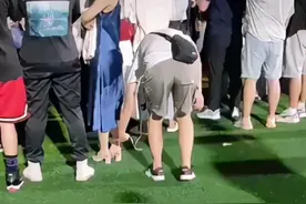 迎新晚会上，大一新生偷拍女孩裙底被当场抓获！学校回应：已劝退图片