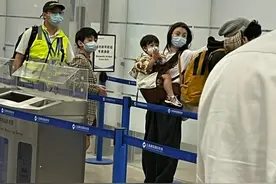 张柏芝三胎小儿子正脸曝光！被紧抱在妈妈胸前，模样乖巧可爱图片