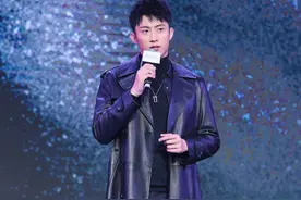 黄景瑜身高腿长，穿着黑色西裤尽显男人魅力图片