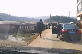 迎亲途中，新郎伴郎跳下水潭救人图片