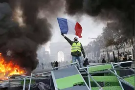 打砸抢烧围殴警察！法国暴乱升级，自由女神像被砸碎，场面失控！视频封面