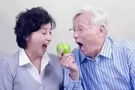 糖尿病人经常吃苹果，到底是升血糖还是降血糖？你可能理解错了图片
