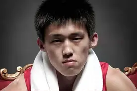 周鹏的故事：曾被辽宁队员欺负，力压阿联成队长，迎娶大长腿娇妻图片