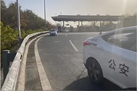 51名老人参加旅行团刚进京 领队高速路口强收每人200元图片