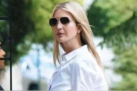 伊万卡难得穿得清纯！白衬衫扣子扣不严实，风一吹直接变成大鼓包图片