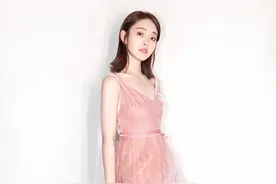 张佳宁的渐变色长裙很有个性感，精致宛如天使装图片