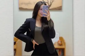 赵文卓14岁女儿神似爸爸，穿紧身衣配小短裙自拍，14岁模样好成熟图片